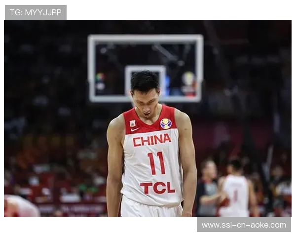 特写：37岁的易建联现身广东队主场，作为嘉宾观赛并与老队友互动。