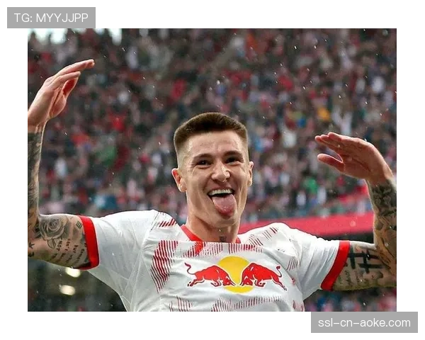 特写镜头：莱比锡中场抢断后，塞斯科如同离弦之箭直插对方防线身后